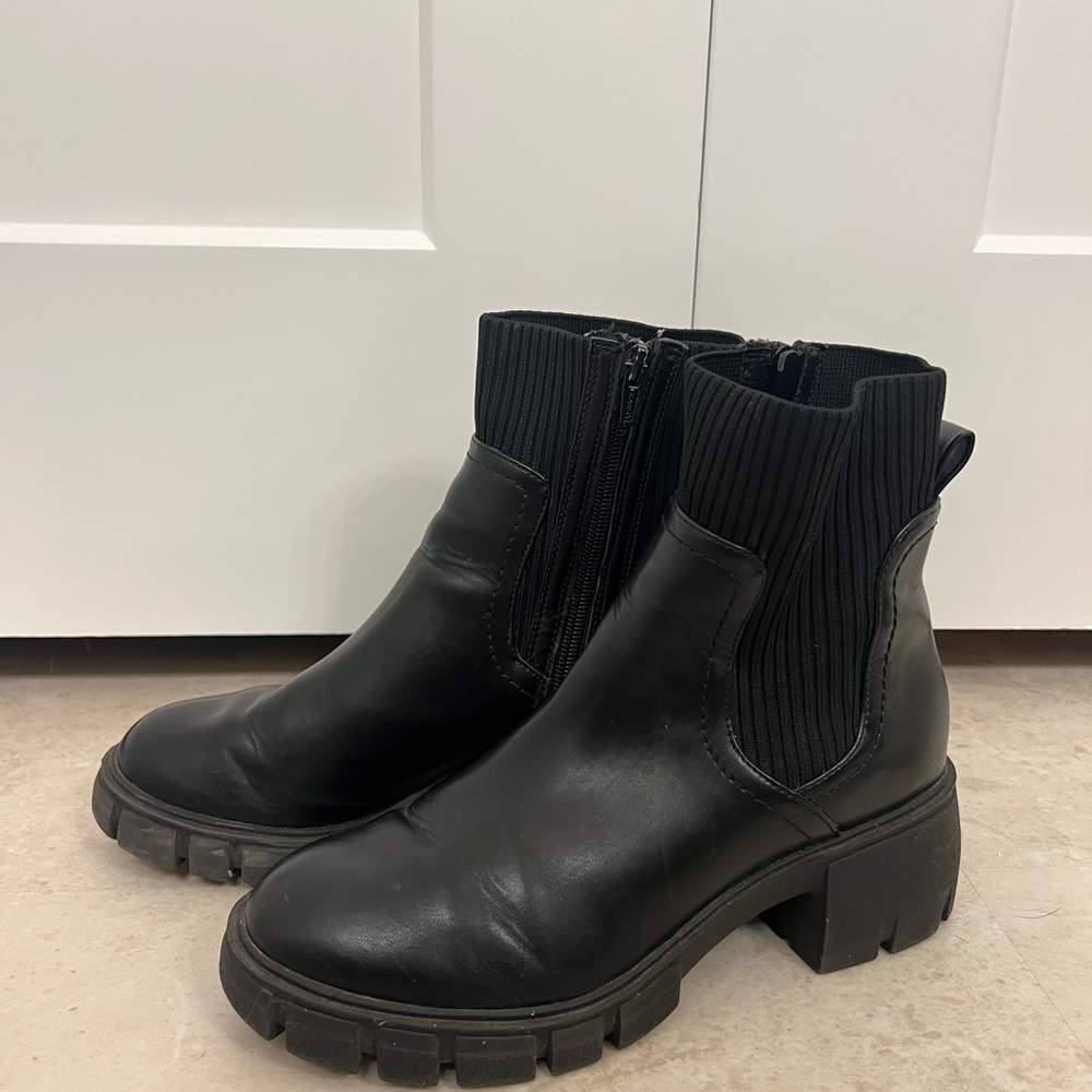 Black Chelsea Ankle Boots with Chunky Heel and Elastic Panels